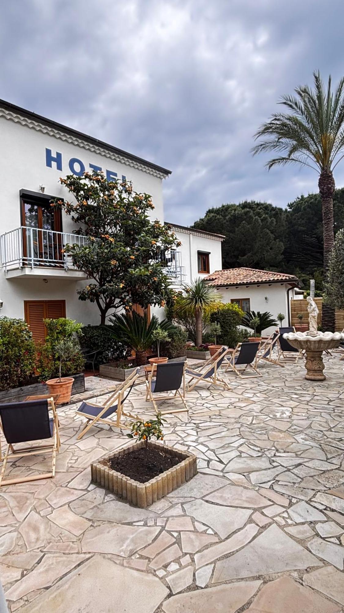 Hotel La Bastide Le Lavandou Exterior photo